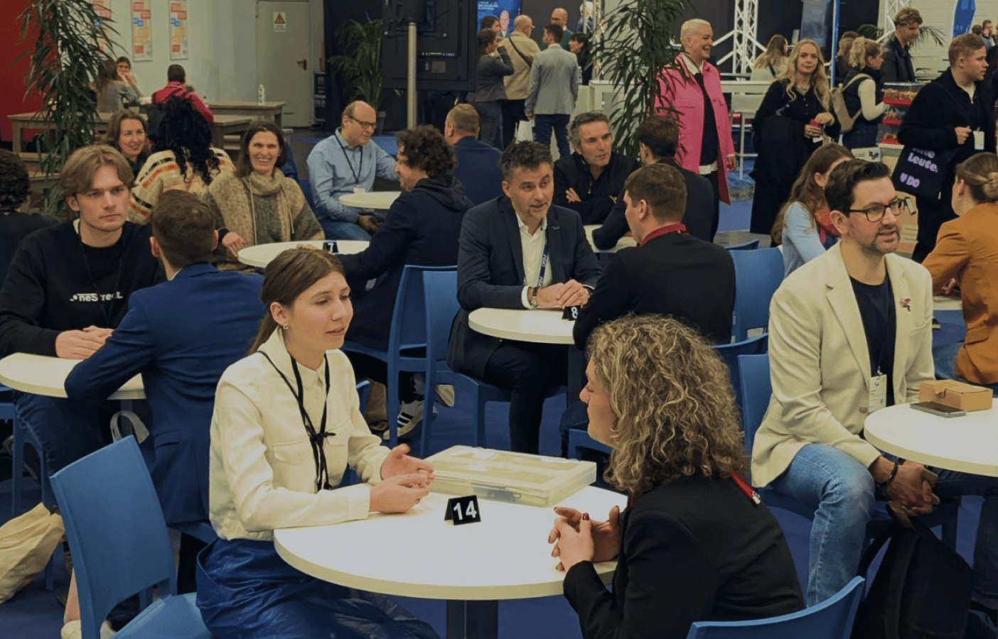 What are the key benefits of a 365 community platform for digital engagement and event management?